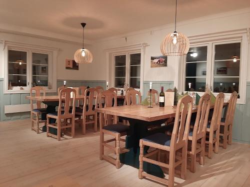 a dining room with a wooden table and chairs at Rondane River Lodge - Rondane Gjestegård in Enden