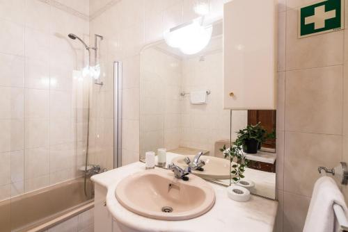 ein Bad mit einem Waschbecken und einer Dusche in der Unterkunft Sunny Seaside Escape in Lagos