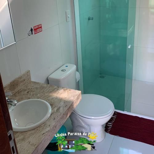 a bathroom with a toilet and a sink and a shower at Chalés Paraiso de Pipa in Pipa