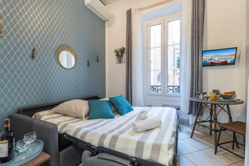 une petite chambre avec un lit et une fenêtre dans l'établissement MY CASA - SAINT SIAGRE 1, à Nice