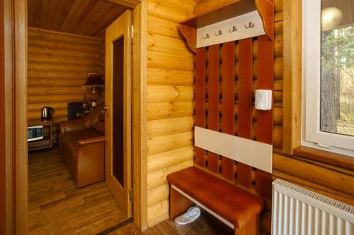 Habitación de madera con banco en una habitación en Knyazhya Rechka, en Tver