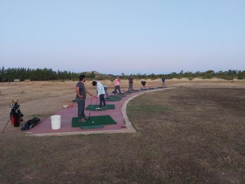 a group of people playing golf in a field at Willy's Country Club Cauquenes in De Cauquenes