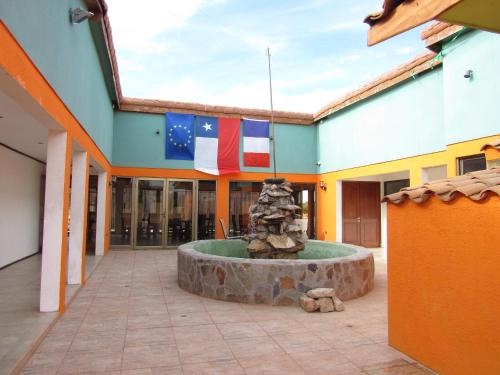 a building with a fountain in the middle of a courtyard at Willy's Country Club Cauquenes in De Cauquenes