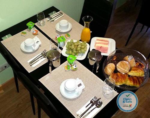 einen Tisch mit einem Tisch mit Speisen und Getränken in der Unterkunft Vivacity Porto - Rooms & Apartments in Porto