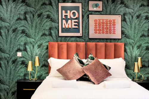 um quarto com uma cama e papel de parede verde em Your Apartment I Clifton Village em Bristol