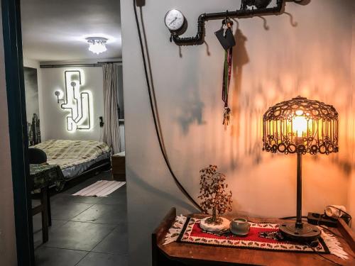 ヴィエリチカにあるEko-padのテーブルの上にランプが付く部屋、ベッドルーム1室