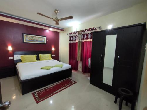 Una cama o camas en una habitación de Shonar Kutir