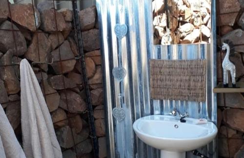 Kylpyhuone majoituspaikassa Guestfarm Camp Oubokberg