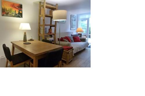 un salon avec une table et une chambre avec un lit dans l'établissement Studio Fabert, à Paris