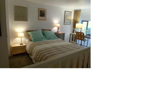 ein Schlafzimmer mit einem Bett, einem Tisch und einem Stuhl in der Unterkunft Studio Fabert in Paris