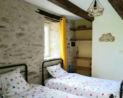 Un pat sau paturi într-o cameră la Soulié du Tarn
