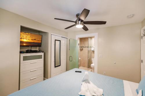 1 dormitorio con ventilador de techo y 1 cama en The Inn on Siesta Key, en Siesta Key