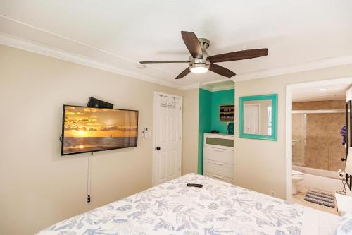 
A bed or beds in a room at The Inn on Siesta Key
