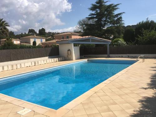 een zwembad voor een huis bij La Garonnette - 150m de la plage in Sainte-Maxime