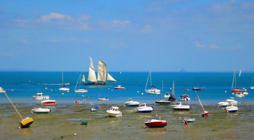 a group of boats sitting on the beach at STUDIO CANCALE - PORT DE LA HOULE - classé 2 étoiles in Cancale