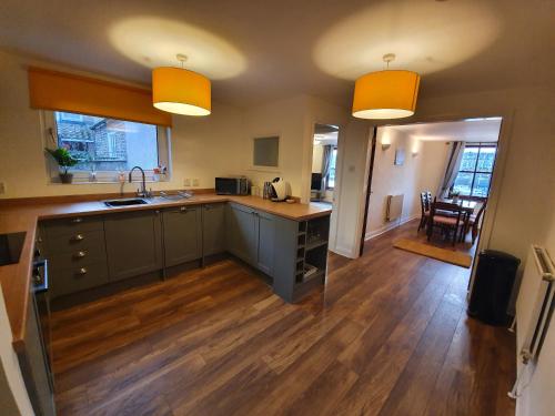 uma cozinha com pisos em madeira e duas luzes em Marina House em Whitby