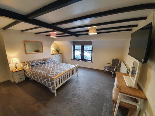 una camera con letto e TV a schermo piatto di Marina House a Whitby