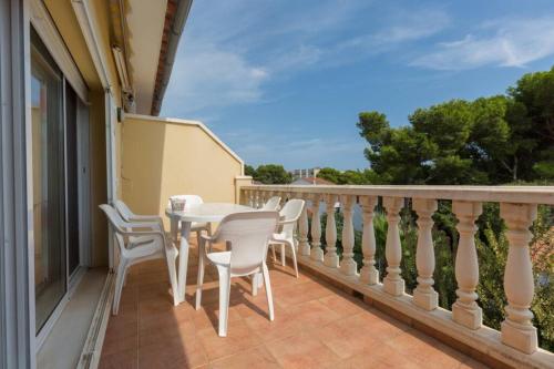 a patio with a table and chairs on a balcony at LA RÁPITA - Apartamento de dos dormitorios con piscina comunitaria in Alcanar
