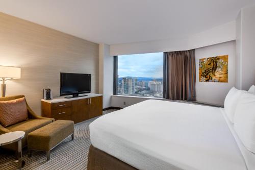 Crowne Plaza Seattle, an IHG Hotel with no Resort Fee في سياتل: غرفة فندقية بسرير ونافذة كبيرة