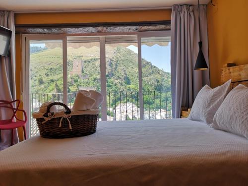1 dormitorio con 1 cama y vistas a la montaña en VILLAFÁBREGA, en Cazorla