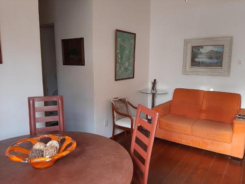 sala de estar con sofá y mesa en Ipanema 2 quartos à 3 quadras da praia com garagem, en Río de Janeiro