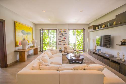 ein Wohnzimmer mit einem Sofa und einem Tisch in der Unterkunft Casa Tropical con Hermosos Atardeceres Caribeños in Santiago de los Caballeros