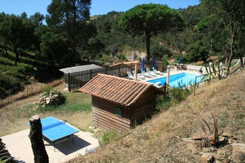 une petite maison avec une piscine dans un champ dans l'établissement Les Amandiers - 5 km de la plage, à Sainte-Maxime
