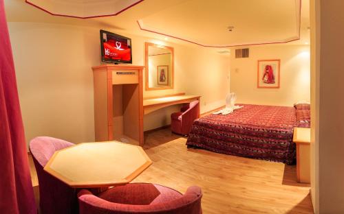 Una televisión o centro de entretenimiento en Hotel Revolución