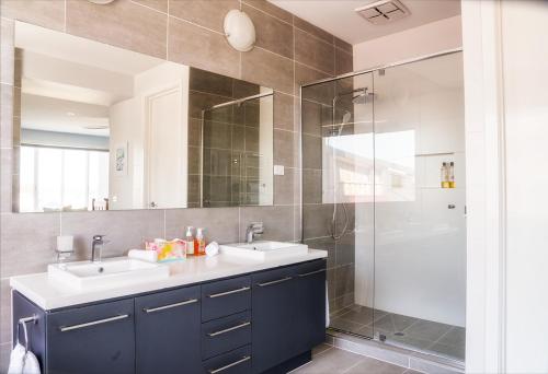 Un baño con dos lavabos y una ducha. en Bellarine getaway close to beach, en Curlewis