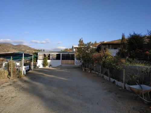een huis in het midden van een onverharde weg bij Hostal los Almendros de Canela in Canela Baja
