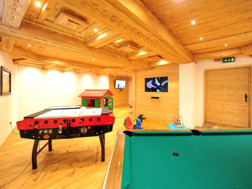 a ping pong table in a room with a pool table at Hotel Traube in Fliess