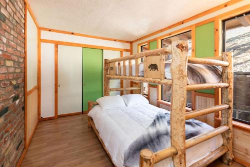 Giường tầng trong phòng chung tại Moonlight Ridge - 1929 by Big Bear Vacations
