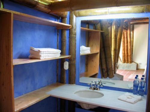 uma casa de banho com um lavatório e um espelho em Reserva Natural Atitlan em Panajachel