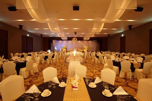 a large banquet hall with tables and white chairs at Tops10 Resort Donggang Cistar in Yeongwol