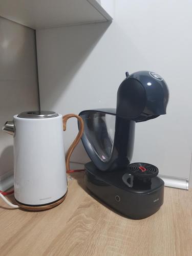 una cafetera y una taza sobre una mesa en Pinevile apartman 4, en Zlatibor