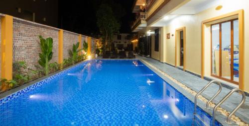 a swimming pool in a hotel at night at Lys Homestay in Ninh Binh