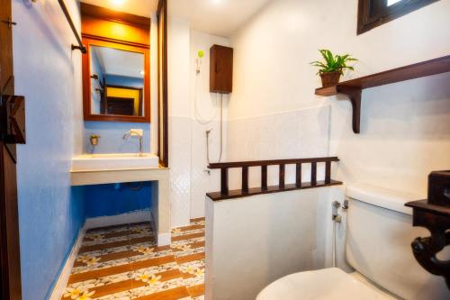 a bathroom with a toilet and a sink at Ban Kong Rao Guesthouse in Chiang Mai