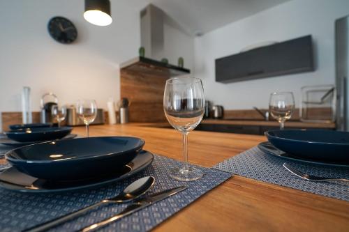 - une table en bois avec deux verres de vin dans l'établissement Apartment for 4 people with tennis condominium, à Lathuile