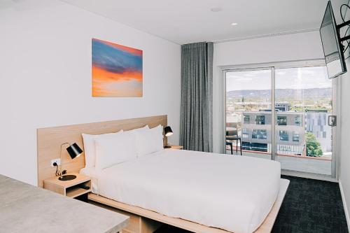 Postel nebo postele na pokoji v ubytování Toms Court Hotel