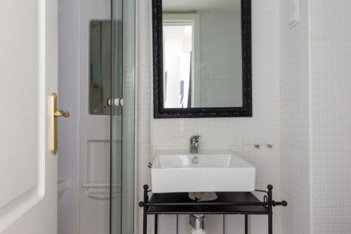 A bathroom at Nice Flat -200m Center-2 Baths- 3 Bedrooms 5pers