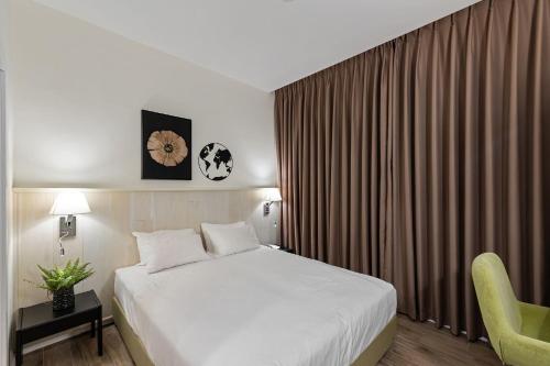 
מיטה או מיטות בחדר ב-מלון רמת רחל
