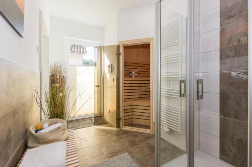 Ένα μπάνιο στο 5 Sterne Ferienhaus direkt am See mit Sauna-Kamin-Garten
