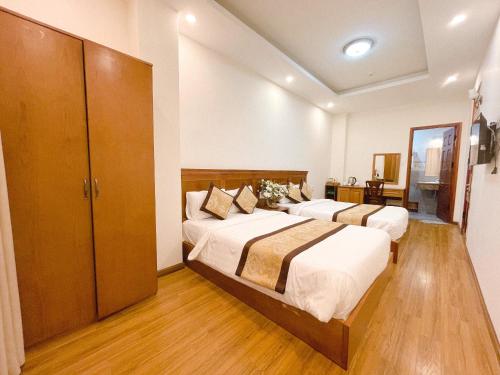 Giường trong phòng chung tại Hồng Tùng Hotel