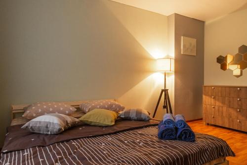 Un dormitorio con una cama con dos pares de zapatos. en Apartments Abajur on Pichugina street 6, en Kurgán