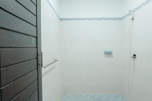 a bathroom with a shower with a shower curtain at Hotel Diana 2 in Kesiman