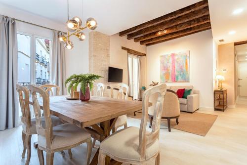 - une salle à manger avec une table et des chaises en bois dans l'établissement Genteel Home Feria, à Séville