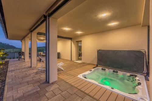 Bazén v ubytování Luxury Spa Villa nebo v jeho okolí