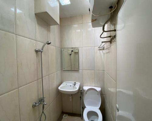 een kleine badkamer met een toilet en een wastafel bij Jatiwinangun Homestay near GOR Satria Purwoketo Mitra RedDoorz in Purwokerto