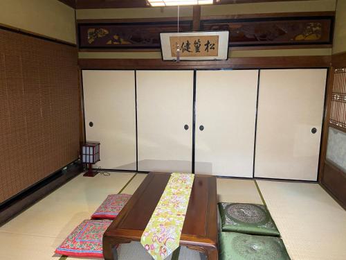 Giường trong phòng chung tại 古民家ゲストハウス穏