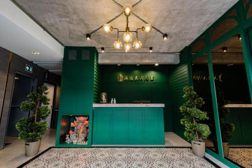 un bar verde en un restaurante con plantas en Narawad Boutique Hotel, en Bangkok